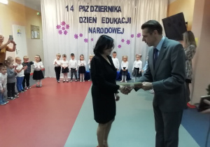 Milena Białkowska otrzymuje z rąk wiceprezydenta nagrodę Prezydenta Miasta Skierniewic.