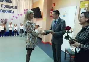 Barbara Gaweł otrzymuje z rąk wiceprezydenta nagrodę Prezydenta Miasta Skierniewic.