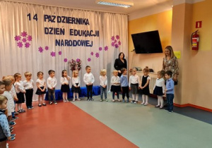 Dzieci z grup "Biedronki" i "Motylki" z paniami.