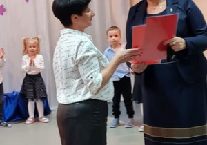 dyrektor przedszkola wręcza pani Bożenie Nagrodę Dyrektora Przedszkola