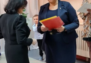 dyrektor przedszkola wręcza pani Milenie Nagrodę Dyrektora Przedszkola