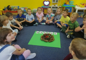 Dzieci prezentują swoją mandale.