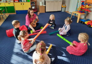 Dzieci uczestniczą w zajęciach rytmiczno-muzycznych.