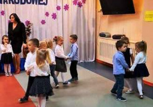 Dzieci tańczą do piosenki pt."Małe czerwone jabłuszko".
