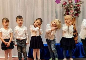 Dzieci z grupy "Motylki" i z grupy "Biedronki" śpiewają piosenkę pt. "Kolorowe listki".
