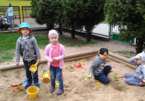 Natalka, Ignaś i Ksawery w piaskownicy.