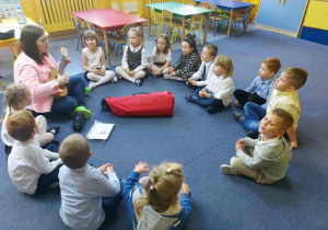 Dzieci poznają instrumenty muzyczne.