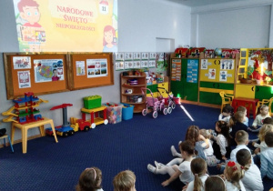Dzieci z grupy "Motylki" oglądają film edukacyjny pt."Karolek i 11 listopada".