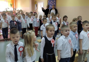 Dzieci śpiewają hymn Polski "Mazurek Dąbrowskiego"