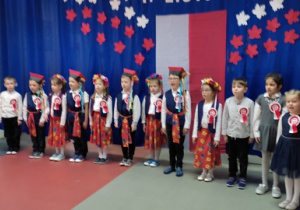 Dzieci z grupy "Braki" śpiewają hymn Polski.