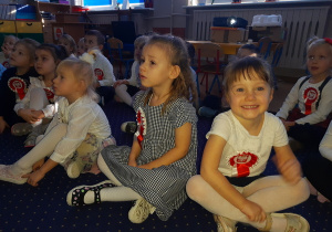 Dzieci z grupy "Biedronki" oglądają film edukacyjny pt:."Karolek i 11 listopada".