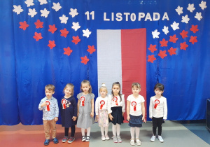 Z okazji Święta Niepodległości Polski "Biedronki" prezentują się w pięknych kotylionach.