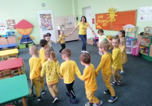 Dzieci tańczą do piosenki pt." Piosenki bardzo kulturalnej".