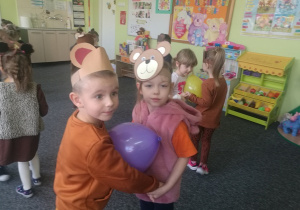 Ania i Nikodem tańczą z balonem.