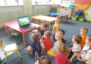 Biedronki oglądają prezentację multimedialną.
