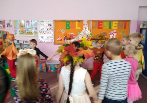 Dzieci świetnie bawią się na balu.