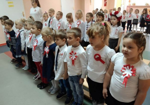 Poziomki śpiewają hymn Polski.
