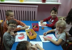 Oliwka, Igor, Jaś , Dawid i Adaś malują kolorowanki z Misiem.