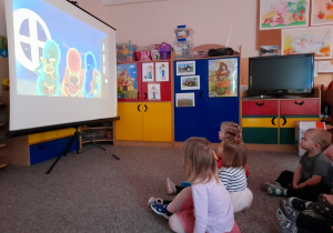 Dzieci oglądają film pt.;"My teedy bear"