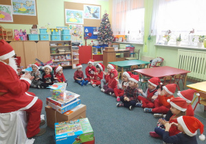 Dzieci śpiewają piosenkę Mikołąjowi.