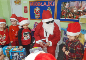 Mikołaj rozmawia z dziećmi.