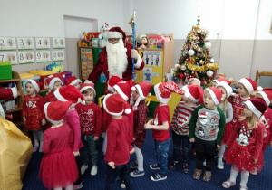 Dzieci witają się z Mikołajem.