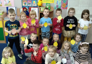 Dzieci prezentują pokolorowane cebulki.