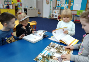 Dzieci oglądają książki o tematyce prozdrowotnej.