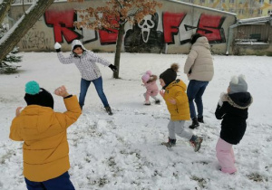 Dzieci rzucają się snieżkami.