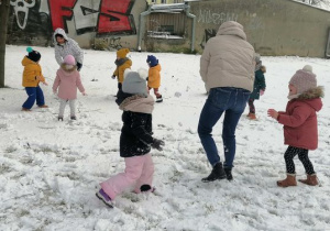 Dziewczynki obsypują śnieżkami p.Milenę.
