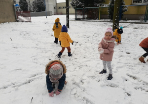 Wesoła zabaw na śniegu Biedronek.
