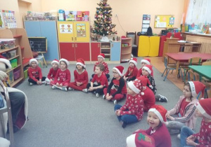 Dzieci śpiewają Mikołajowi piosenkę.