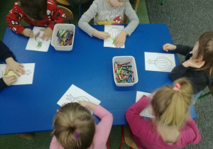 dzieci wykonują puzzle - kolorują obrazek cebuli.