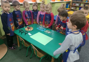 Dzieci przygotowują się do badań cebuli.