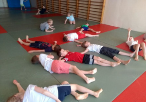 dzieci odpoczywają między ćwiczeniami
