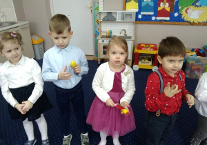 Dzieci śpiewają piosenkę pt."Święty Mikołaj".