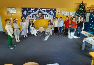 Dzieci prezentują układ taneczny.