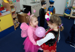 Julia i Hania tańczą z balonem.