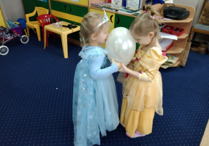 Antosia i Pola tańczą z balonem.