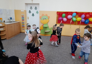 Dzieci w radosnym tańcu.