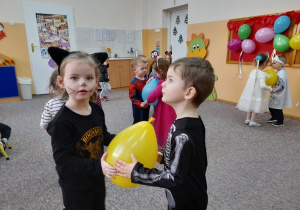 Ania i Kornel tańczą z balonem.