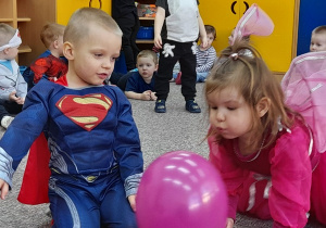 Mikołaj I Nela próbują przesunąć balonik.