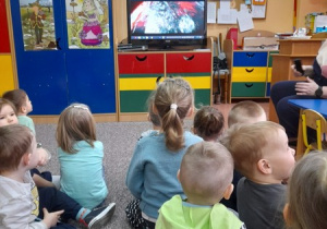 Dzieci oglądają film edukacyjny "Jak wybucha wulkan".