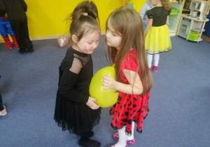 Lila i Lena biorą udział w konkursie "Taniec z balonem"