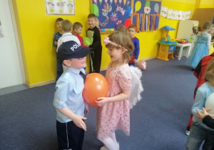 Ola i Fabian tańczą z balonem.