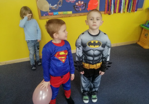 Natan i Olek jako Supermen i Batman.