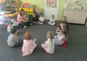 Dzieci wyklaskują rytm zagrany przez panią Karinę.