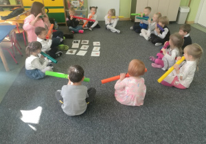 Dzieci naśladują grę na flecie.