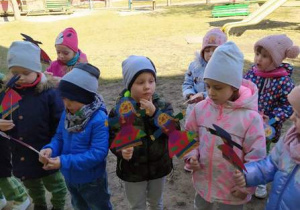 Dzieci żegnają Zimę z wykonanymi Marzannami.