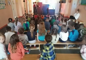 Dzieci ze strszych grup z zaciekawieniem oglądają przedstawienie.